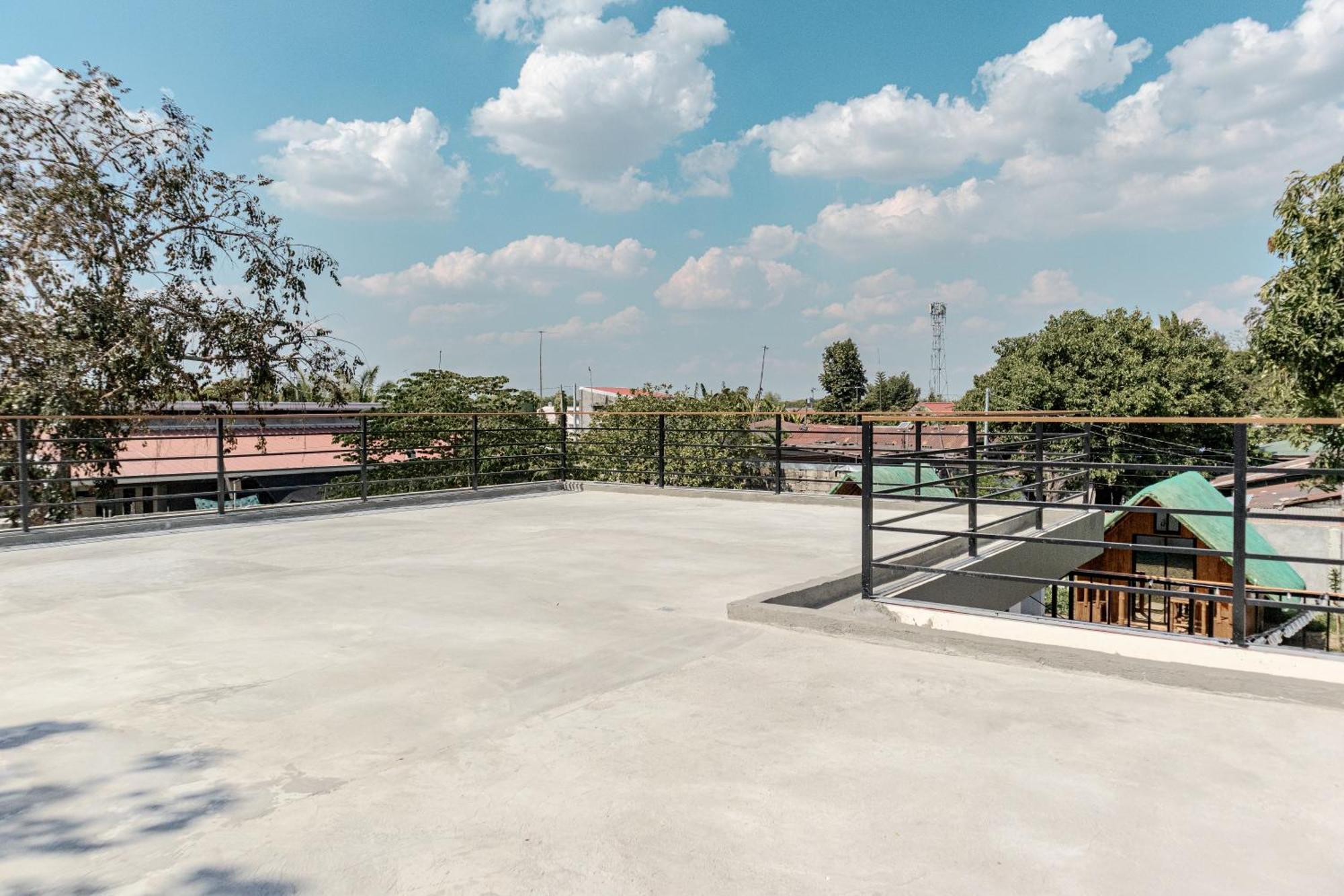 A Poolside Cafe Resort Magalang Exterior foto