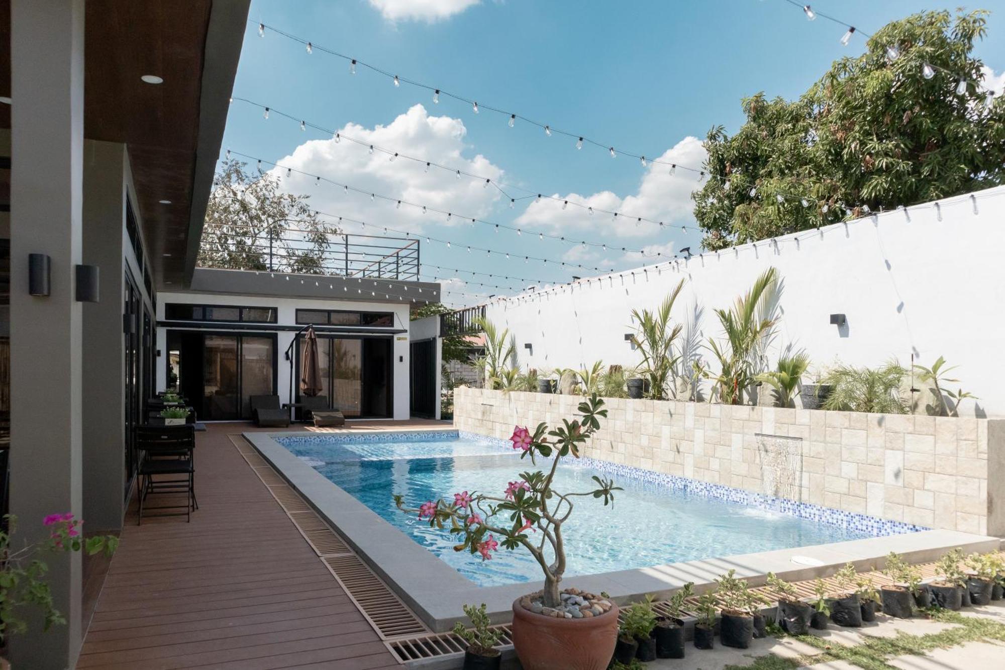 A Poolside Cafe Resort Magalang Exterior foto